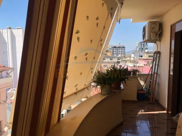 Tirane, jepet me qera apartament 2+1+Ballkon Kati 6, 112 m² 1.000 € 