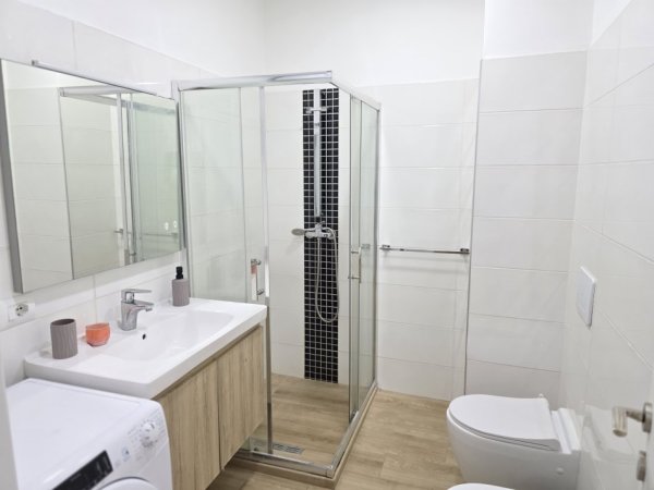 Tirane, jepet me qera apartament 2+1+Ballkon Kati 4, 96 m² 800 € (Rruga Frosina Plaku)