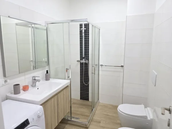 Tirane, jepet me qera apartament 2+1+Ballkon Kati 4, 96 m² 800 € (Rruga Frosina Plaku)