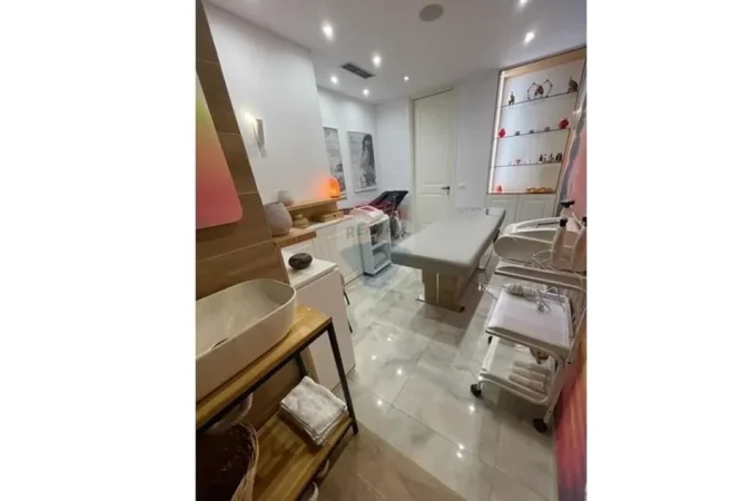 Tirane, jepet me qera zyre , 115 m² 2.000 € 