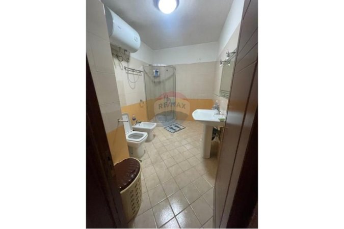 Tirane, jepet me qera apartament 2+1+Ballkon , 104 m² 550 € 
