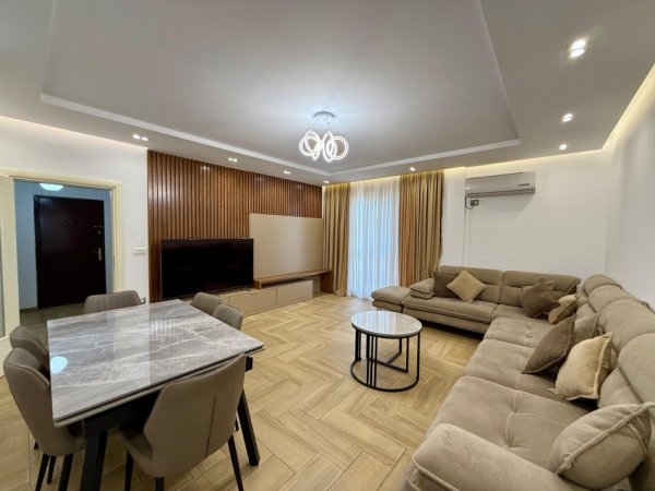 Tirane, jepet me qera apartament 2+1+Aneks+Ballkon Kati 4, 100 m² 800 € (21 dhjetori)