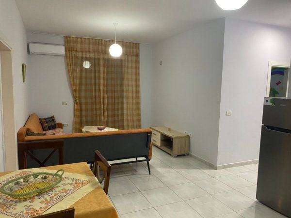 Tirane, jepet me qera apartament 3+1+Ballkon Kati 2, 128 m² 500 € (sa kalon restorant Freskun)