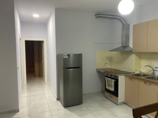 Tirane, jepet me qera apartament 3+1+Ballkon Kati 2, 128 m² 500 € (sa kalon restorant Freskun)