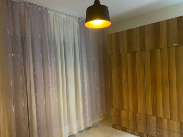 Tirane, jepet me qera apartament 3+1+Ballkon Kati 2, 128 m² 500 € (sa kalon restorant Freskun)