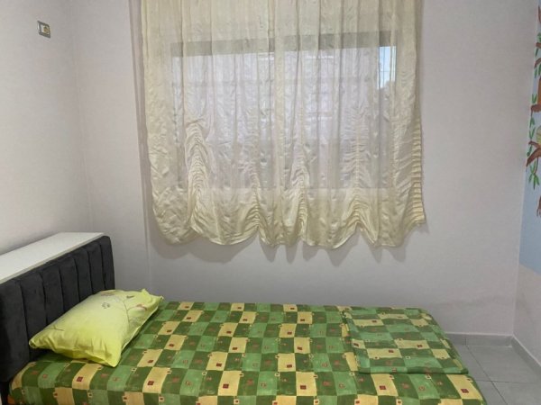 Tirane, jepet me qera apartament 3+1+Ballkon Kati 2, 128 m² 500 € (sa kalon restorant Freskun)