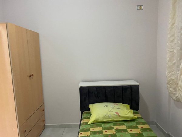 Tirane, jepet me qera apartament 3+1+Ballkon Kati 2, 128 m² 500 € (sa kalon restorant Freskun)
