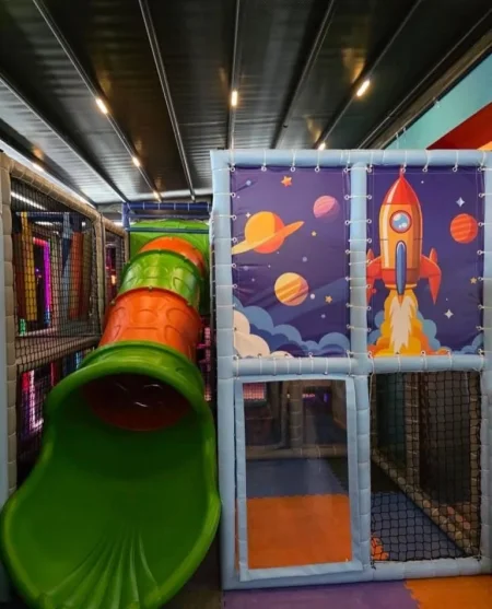 Tirane, shes Shitet kend lojrash per ambjent te brendshem 25.000 €