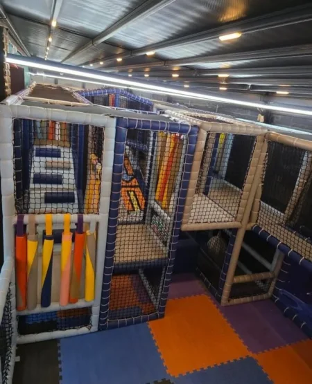 Tirane, shes Shitet kend lojrash per ambjent te brendshem 25.000 €