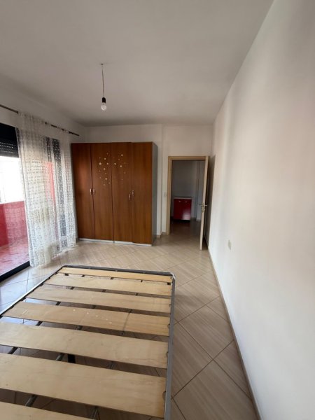 Tirane, jepet me qera apartament 2+1+Ballkon , 400 € (Yzberisht)