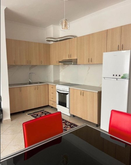 Tirane, jepet me qera apartament 2+1+Ballkon Kati 5, 90 m² 450 € (Pallatet Cabej)