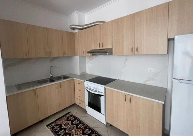 Tirane, jepet me qera apartament 2+1+Ballkon Kati 5, 90 m² 450 € (Pallatet Cabej)