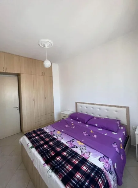 Tirane, jepet me qera apartament 2+1+Ballkon Kati 5, 90 m² 450 € (Pallatet Cabej)