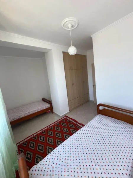 Tirane, jepet me qera apartament 2+1+Ballkon Kati 5, 90 m² 450 € (Pallatet Cabej)