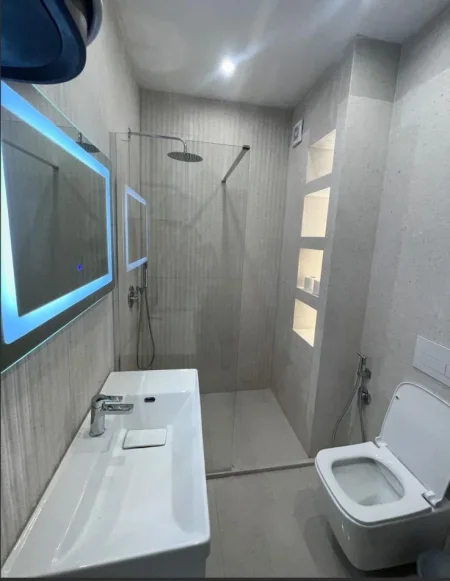 Tirane, jepet me qera apartament 2+1+Ballkon Kati 5, 90 m² 450 € (Pallatet Cabej)