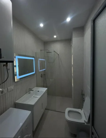 Tirane, jepet me qera apartament 2+1+Ballkon Kati 5, 90 m² 450 € (Pallatet Cabej)