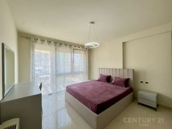 Tirane, jepet me qera apartament 3+1 Kati 4, 160 m² 1.800 € (Liqeni, Kompleksi Nobis)