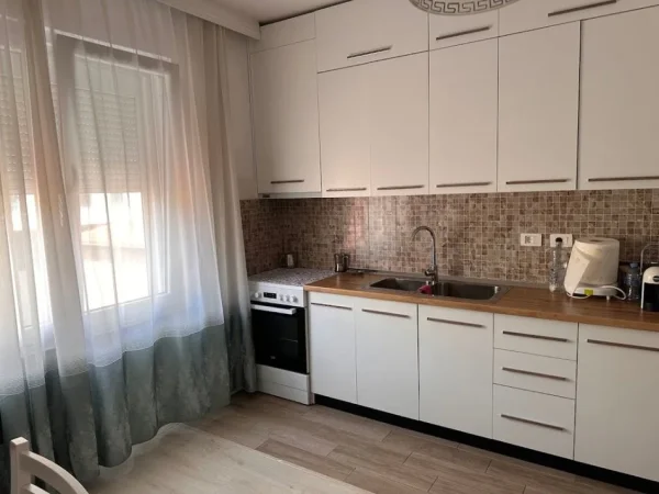 Tirane, jepet me qera apartament 2+1 Kati 4, 74 m² 600 € (21 Dhjetori)