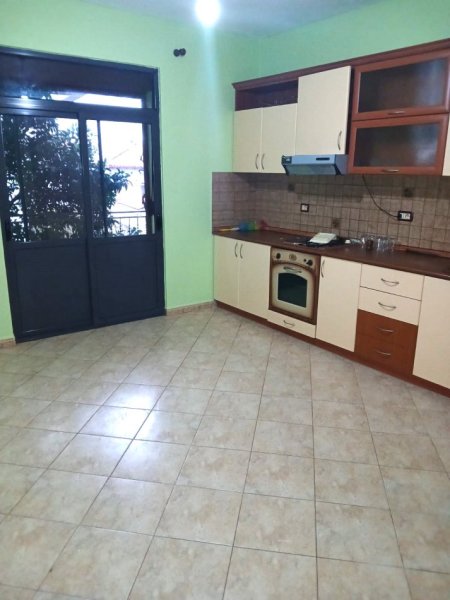 JEPET ME QERA HYRJE NË VILË 2+1 TEK TREGU ELEKTRIK, Kati 2, 75 m² 400 € ( JEPET ME QERA HYRJE NË VILË TEK TREGU ELEKTRIK)