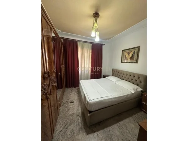 Tirane, jepet me qera apartament 2+1+Aneks+Ballkon Kati 6, 130 m² 900 € (Sheshi Skenderbej)