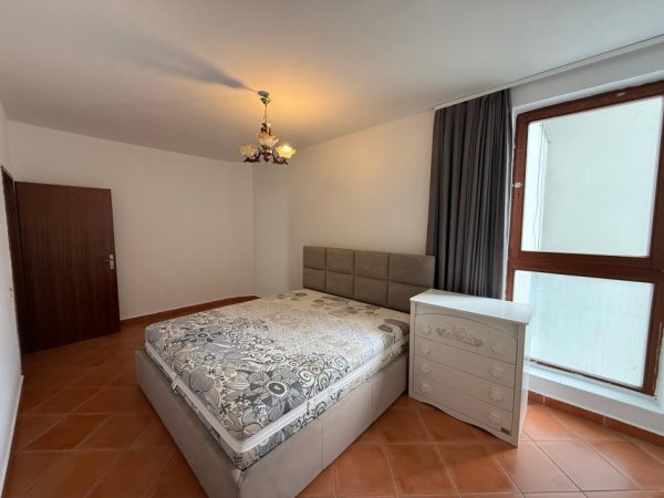 Tirane, jepet me qera apartament 2+1+Ballkon , 700 € (Bulevardi Zogu I)