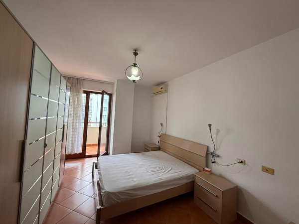 Tirane, jepet me qera apartament 2+1+Ballkon , 700 € (Bulevardi Zogu I)