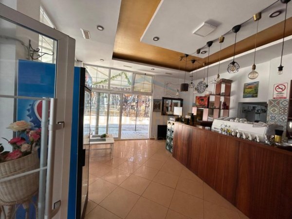 Mali Robit, shitet bar-restorant Kati 0, 100 m² (Golem)