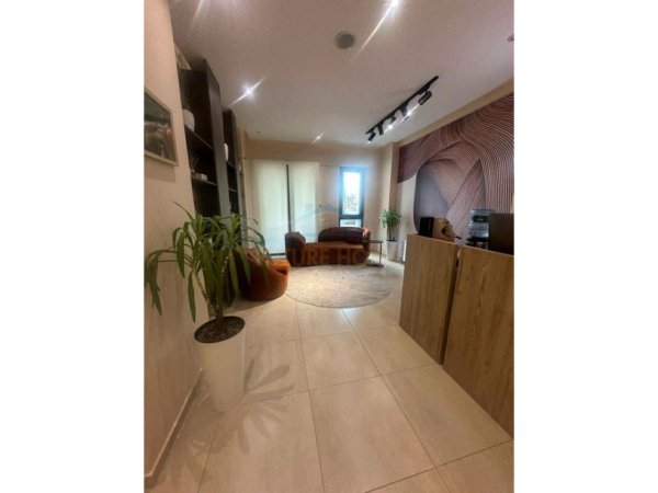 Tirane, jepet me qera apartament 2+1 Kati 7, 110 m² 700 € (Komuna e Parisit)