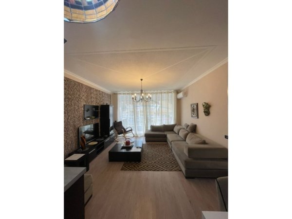Tirane, jepet me qera apartament 2+1 Kati 7, 110 m² 700 € (Komuna e Parisit)
