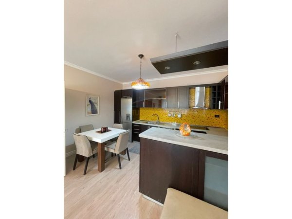 Tirane, jepet me qera apartament 2+1 Kati 7, 110 m² 700 € (Komuna e Parisit)