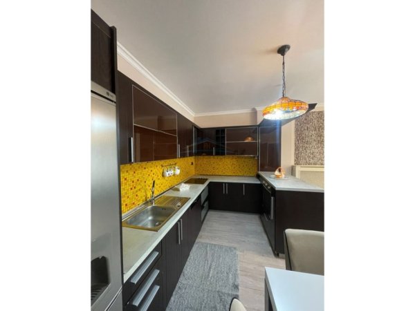 Tirane, jepet me qera apartament 2+1 Kati 7, 110 m² 700 € (Komuna e Parisit)