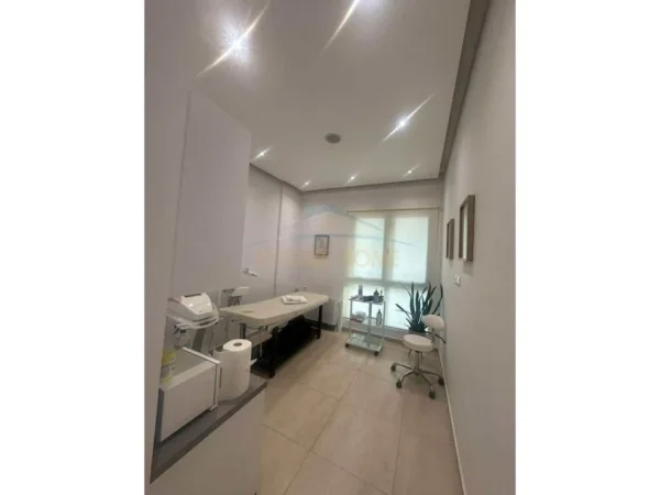 Tirane, jepet me qera apartament 2+1 Kati 7, 110 m² 700 € (Komuna e Parisit)