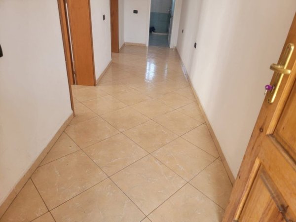 Tirane, jepet me qera apartament 1+1 Kati 4, 70 m² 300 € (Rruga 5 maji)