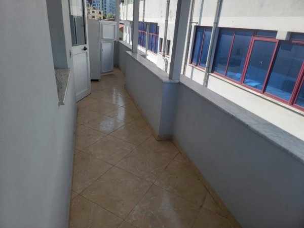 Tirane, jepet me qera apartament 1+1 Kati 4, 70 m² 300 € (Rruga 5 maji)