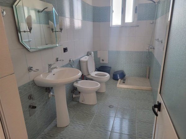 Tirane, jepet me qera apartament 1+1 Kati 4, 70 m² 300 € (Rruga 5 maji)
