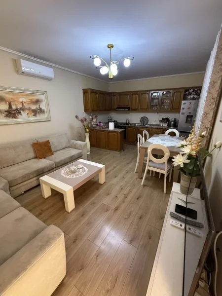 Tirane, jepet me qera apartament 1+1+Aneks+Ballkon Kati 2, 80 m² 450 € (Mbrapa Spitalit Nen Tereza)