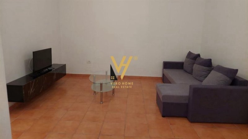 Tirane, jepet me qera apartament 2+1+Ballkon Kati 8, 95 m² 450 € (ASTIR)