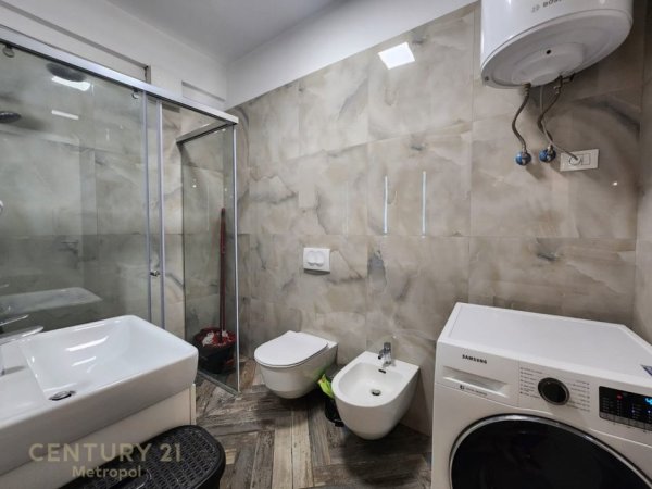 Tirane, jepet me qera apartament 2+1+Aneks+Ballkon Kati 5, 102 m² 1.100 € (Prane Ring Center)