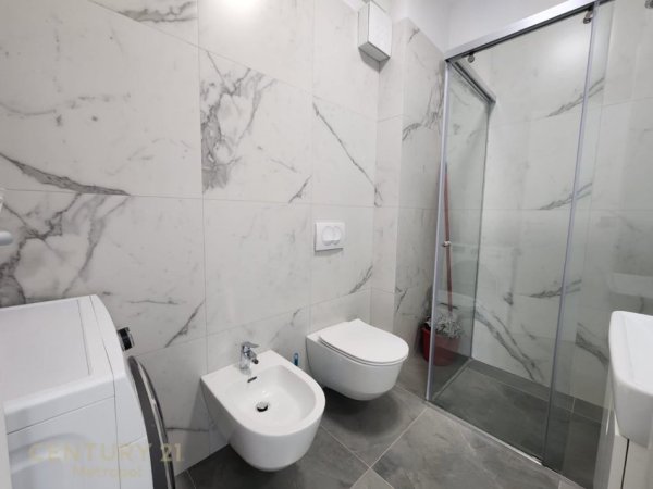 Tirane, jepet me qera apartament 2+1+Aneks+Ballkon Kati 5, 102 m² 1.100 € (Prane Ring Center)
