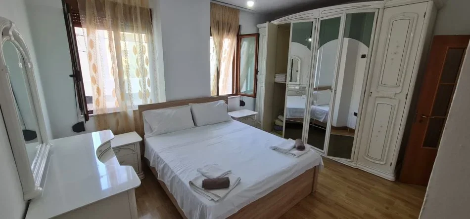 Tirane, jepet me qera apartament 2+1+Aneks+Ballkon Kati 3, 180 m² 500 € (Laprake Kmy plus verande)