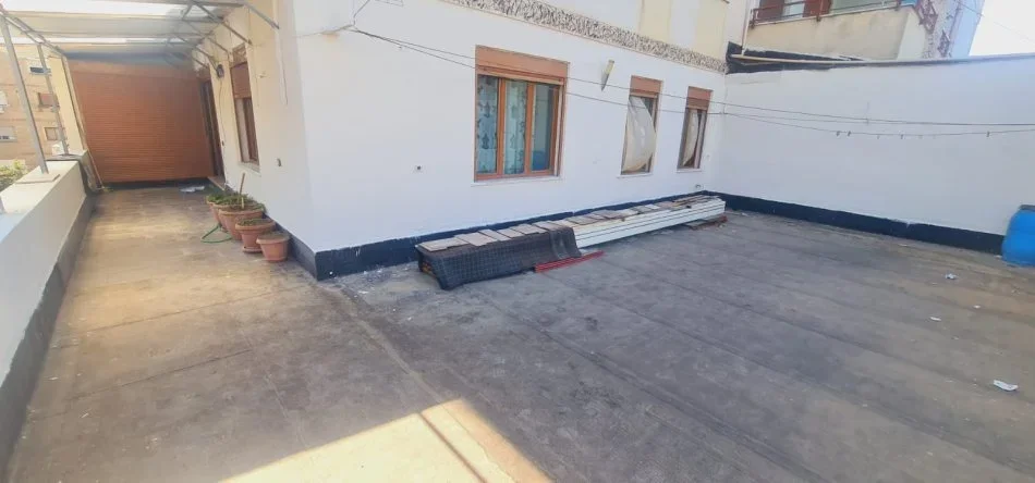 Tirane, jepet me qera apartament 2+1+Aneks+Ballkon Kati 3, 180 m² 500 € (Laprake Kmy plus verande)
