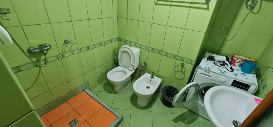 Tirane, jepet me qera apartament 2+1+Aneks+Ballkon Kati 3, 180 m² 500 € (Laprake Kmy plus verande)