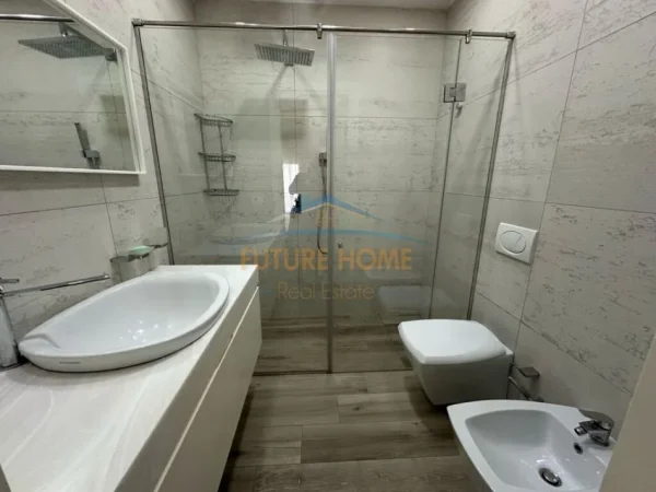 Tirane, jepet me qera apartament duplex 3+1 Kati 5, 140 m² 1.600 € (Kompleksi Delijorgji)