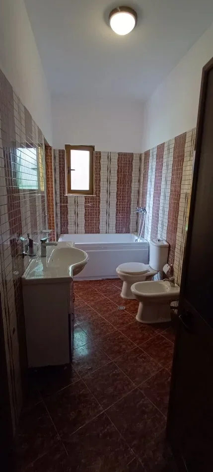 Tirane, jepet me qera apartament 3+1+Aneks+Ballkon Kati 2, 180 m² 600 € (Ali Demi plus post parkimi)