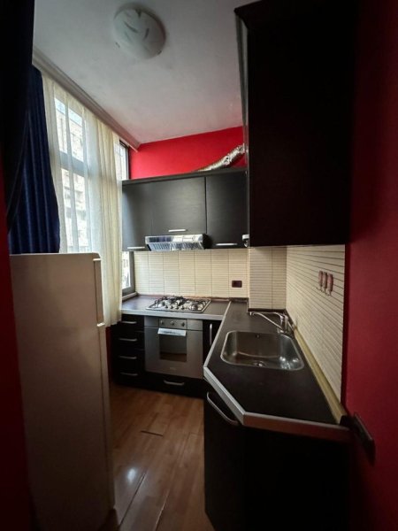 Tirane, jepet me qera apartament 1+1+Ballkon Kati 4, 80 m² 500 € (Pranë Square 21, Rruga Kavajës, 21 Dhjetori)