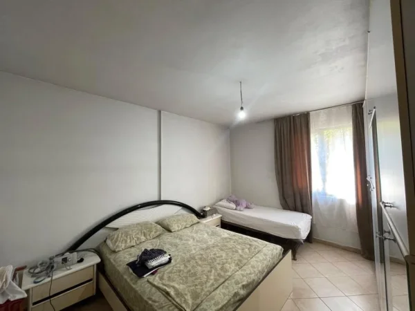 Tirane, jepet me qera apartament 2+1 Kati 3, 600 € (Ali Demi,prane Pirro Manit)