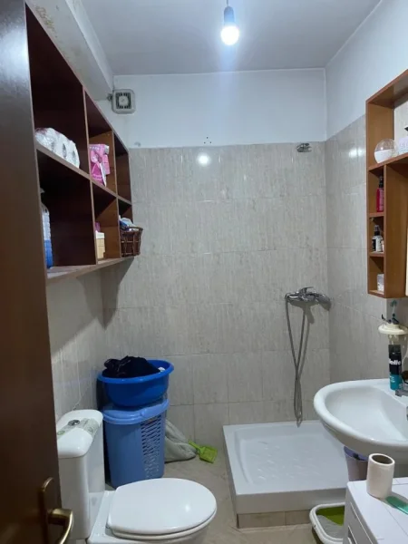 Tirane, jepet me qera apartament 2+1 Kati 3, 600 € (Ali Demi,prane Pirro Manit)