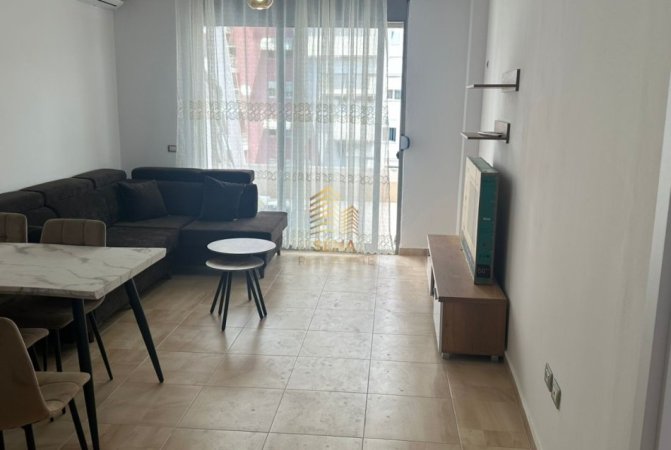 Tirane, jepet me qera apartament 3+1+Ballkon Kati 3, 165 m² 700 € (Brryli, prane Pasticeri Tito)