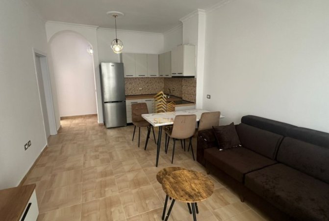 Tirane, jepet me qera apartament 3+1+Ballkon Kati 3, 165 m² 700 € (Brryli, prane Pasticeri Tito)