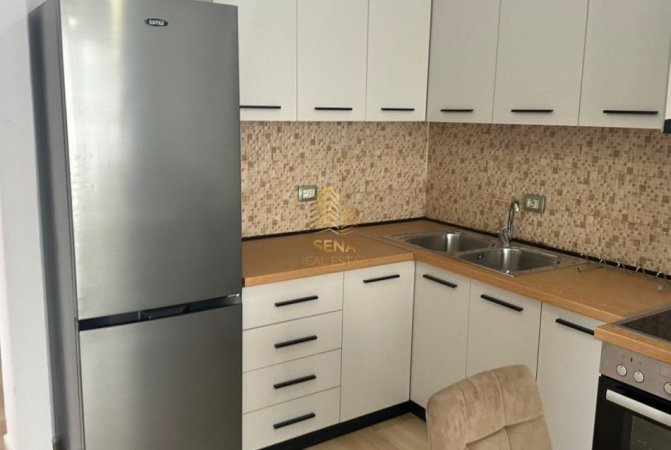 Tirane, jepet me qera apartament 3+1+Ballkon Kati 3, 165 m² 700 € (Brryli, prane Pasticeri Tito)